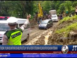Berita Video : 12 Jam Terjebak, Puluhan Bus di Enrekang Baru Bisa Melintas Setelah Alat Berat Bersihkan Material Longsor