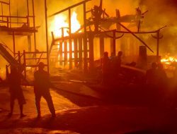Lupa Matikan Api Dapur, 2 Unit Rumah Tongkonan dan 1 Rumah Panggung di Rantetayo Ludes Dilalap Api