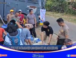 Berita Video : Sambut HUT Humas Polri Ke 72, Personel Polres Tana Toraja Bagi Air Bersih Gunakan Kendaraan Water Canon, Langsung Diserbu Warga