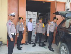 Kabag Ops Polres Mateng Pantau Pergerseran Surat Suara di Gudang KPU