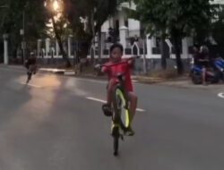 Aksi Freestile Bocah dengan Sepeda di Depan Kantor DPRD Mamuju Viral di Medsos