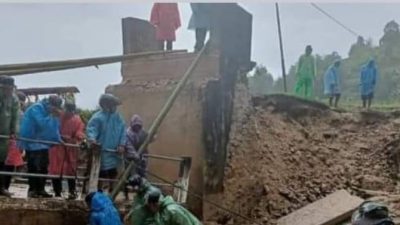 Jembatan Ambruk.Diterjang Banjir Warga Gotong Royong Membuat Jembatan Darurat