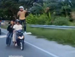 Remaja Gandeng 4 Naik Motor Pakai Papan Sambil Ugal Ugalan di Jalan Raya Viral di Medsos, Ditangkap Polisi