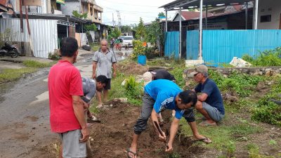 Tahunan Jalan Rusak Parah Diabaikan Pemerinatah, Warga Terpaksa Swadaya Perbaiki Jalan