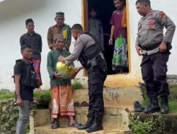 Polresta Mamuju Gelar Patroli Rutin Dan Bagi Paket Sembako Kepada Warga Kurang Mampu