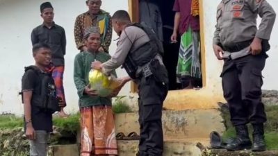 Polresta Mamuju Gelar Patroli Rutin Dan Bagi Paket Sembako Kepada Warga Kurang Mampu