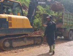 PT MUL Bersihkan Material Longsor di Jalan Tertutup Longsor