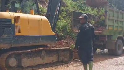 PT MUL Bersihkan Material Longsor di Jalan Tertutup Longsor