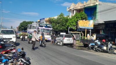 Polsek Kalukku Gelar Pengamanan dan Pengaturan Arus Lalu Lintas di Pasar Kalukku