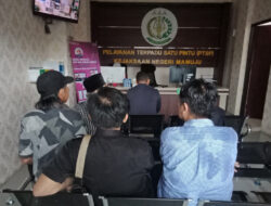 Tidak Terima Terdakwa Pembunuhan Satpam Basarnas Divonis 10 Tahun Keluarga Korban Geruduk Kejari Mamuju