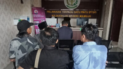 Tidak Terima Terdakwa Pembunuhan Satpam Basarnas Divonis 10 Tahun Keluarga Korban Geruduk Kejari Mamuju