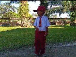 Seorang Murid SD Tidak Mampu Beli Sepatu Terpaksa Dihari Pertama Masuk Sekolah Pakai Sandal Jepit