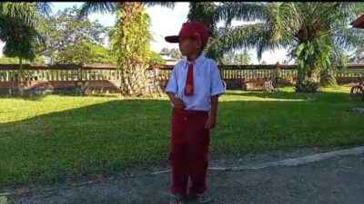 Seorang Murid SD Tidak Mampu Beli Sepatu Terpaksa Dihari Pertama Masuk Sekolah Pakai Sandal Jepit
