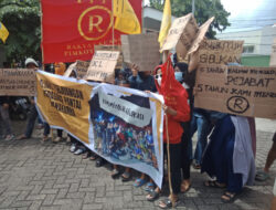 Tolak Relokasi Puluhan Anggota PKL Geruduk Gedung DPRD Mamuju