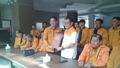 Hanura Sulbar Serahkan Dukungan Kepada Mantan Rektor UNM Pasangan Dengan Arwan Aras