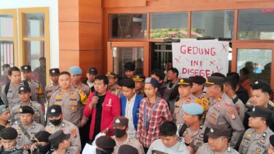 Demo Desak Bayar Gaji Tenaga Kesehatan Puluhan Mahasisws Segel Kantor Bupati