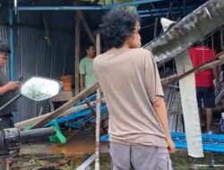 Mobil Minibus Dikemudikan Polisi Seruduk Toko Bahan Bangunan dan Motor Anggota Brimob