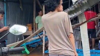 Mobil Minibus Dikemudikan Polisi Seruduk Toko Bahan Bangunan dan Motor Anggota Brimob