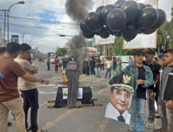 Aksi Terbangkan Foto Pj Bahtiar Baharuddin Pakai Balon Gas Sebagai Simbol Pengusiran Dari Sulbar