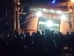 Kapal Feri Miring Saat Mau Berlayar Ratusan Penumpang Kapal Berhamburan Menyelamatkan Diri