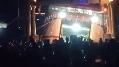 Kapal Feri Miring Saat Mau Berlayar Ratusan Penumpang Kapal Berhamburan Menyelamatkan Diri
