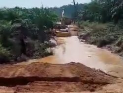 Alat Berat Tertimbun Tanah Likuifaksi Saat Kerjakan Jalan Desa di Mateng