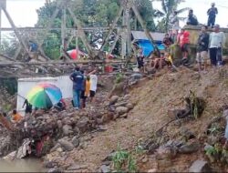 Terjatuh di Atas Rakit Penyeberangan Seorang Warga di Desa Leling Hanyut Terbawa Arus Sungai
