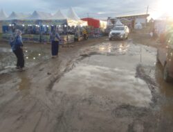 Pasca Diguyur Hujan Jalan Menuju UMKM Lalla Tassisara Expo 2024 Bak Kubangan Kerbau