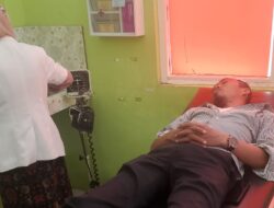 Dirut Perusda Majene Pukul Direktur Keuangan Perusda Majene Korban Dilarikan ke Puskesmas