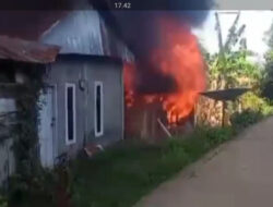 Dua Rumah Kayu Habis Terbakar Diduga Dipicu Akibat Korsleting Listrik