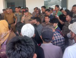 Demo Ratusan Honorer Desak BKD Mamuju Coret Nama Yang Lolos Seleksi PPPK Titipan
