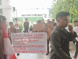 Tuntut Transportasi Gratis Puluhan Pelajar Liutang Pulau Karampuang Geruduk Gedung DPRD Mamuju