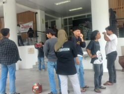 Tuntut Penutupan Cafe Sandeq Milik Polda Sulbar Puluhan Mahasiswa Geruduk Kantor Bupati Mamuju