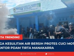 Warga Kesulitan Air Bersih Protes Cuci Motor di Kantor PDAM Tirta Manakarra