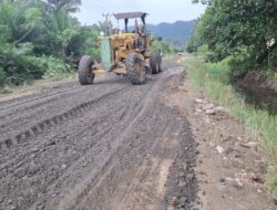 PT MUL Perbaiki Jalan Lorong Yang Rusak Parah di Desa Kalkulasang