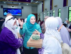 Ketua TP PKK Enrekang Sambut Jamaah Haji dengan Penuh Kebahagiaan