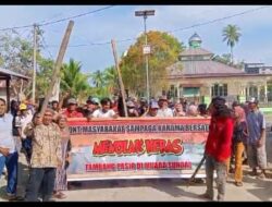 Ratusan Warga Desa Pangale Tolak Tambang Pasir di Muara Sungai Karama Geruduk Kantor Desa