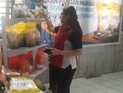 Gerakan Pangan Murah Bulog Sulselbar : Packing Corner di Pos Indonesia Makassar Diserbu Warga