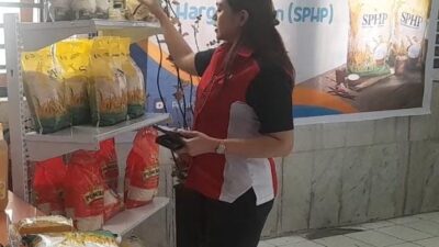 Gerakan Pangan Murah Bulog Sulselbar : Packing Corner di Pos Indonesia Makassar Diserbu Warga