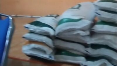 Desa Meikatta Selatan Salurkan 140 Karung Beras Untuk Rumah Tangga Miskin