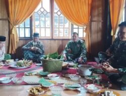 Penuh Keakraban, Dansatgas TMMD ke-125 Kodim 1419/Enrekang Duduk Makan Siang Bersama Warga Pekalobean