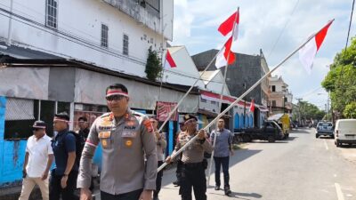 Polres Gowa Sisir Lorong, Bagikan 8 Ribu Bendera dan Temukan Warga Belum Pasang Merah Putih