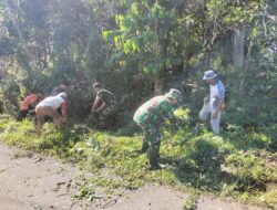 Wujudkan Lingkungan Sehat, Personel Koramil 02/Enrekang Bersama Warga Bersihkan Selokan Tertutup Lumpur
