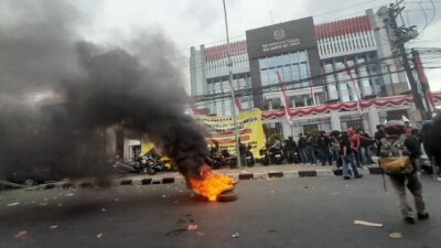 Laskar Arung Palakka Kepung Kejati Sulsel Desak Eks Bupati dan Pimpinan DPRD dan Anggota Banggar DPRD Bone Periode 2023 – 2024 Diperiksa. 