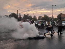 Polisi Bersihkan Bekas Bakar Ban Usai Unjuk Rasa di Depan DPRD Sulsel