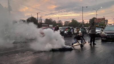 Polisi Bersihkan Bekas Bakar Ban Usai Unjuk Rasa di Depan DPRD Sulsel