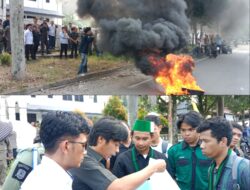 Aksi Unjuk Rasa di Enrekang Pecahkan Telur Simbol Kecam Kinerja Polri dan DPR