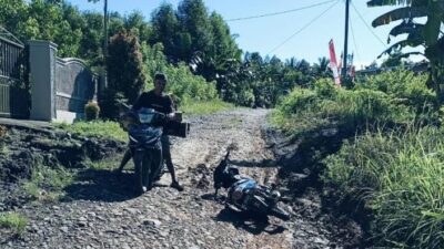 Puluhan Tahun Jalan Lingkungan di Pamombong Rusak Parah Pemkab Tutup Mata Warga Terpaksa Galang Dana