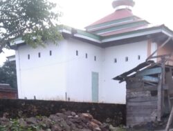 Tanggul Penahan Ombak Tergerus Akibat Abrasi Masjid Desa Mekatta Selatan Terancam Roboh
