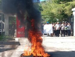 Ratusan Massa Bakar Ban dan Tutup Jalan Trans Sulawesi, Tolak Tambang Emas di Enrekang